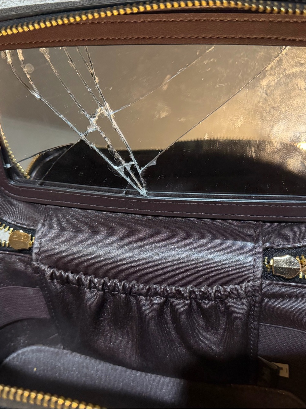 COACH Black Leather cosmetic case with Gold Hardware - Picture 5 of 5
